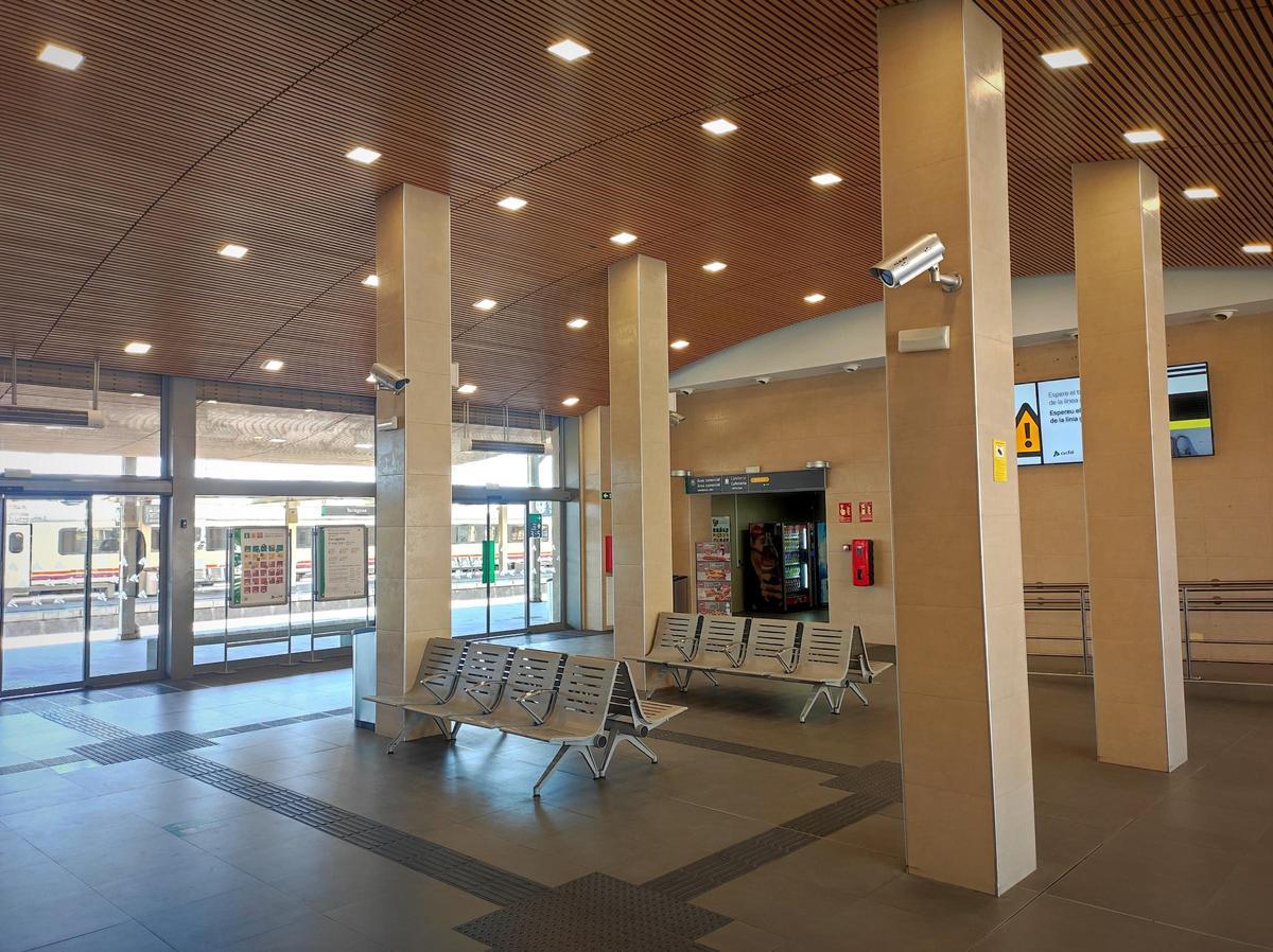 Estación de trenes de Tarragona, inusualmente vacía debido a que Rodalies no funciona, este martes.
