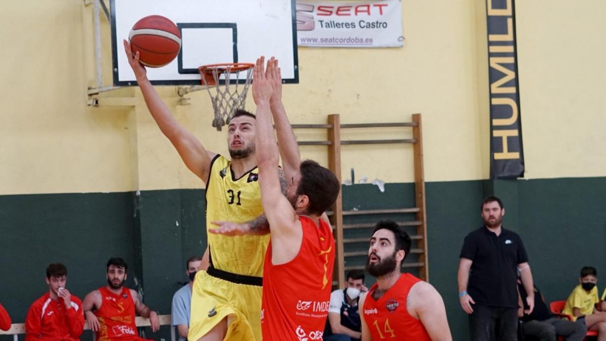 Miguel Castilla (CV Carmen) lanza a canasta.