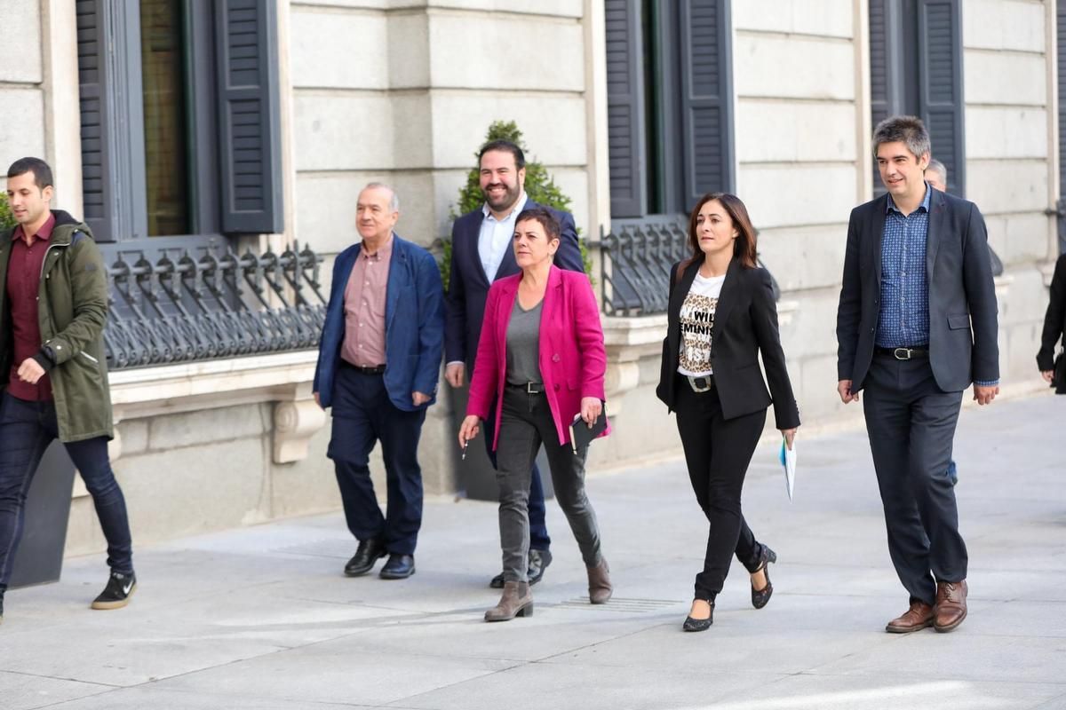 Los diputados de EH Bildu Iñaki Ruiz de Pinedo, Jon Iñarritu García y Mertxe Aizpurua; y los senadores Idurre Bideguren y Gorka Elejabarrieta, en una imagen de archivo.
