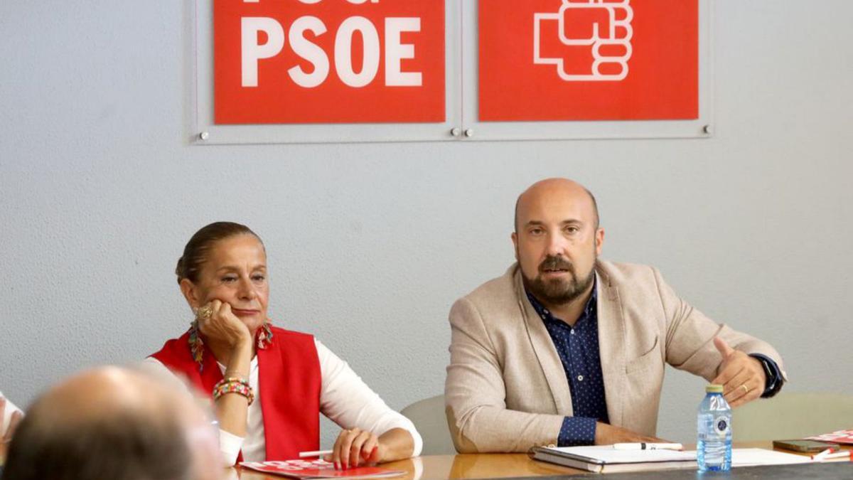 Carmela Silva y José Manuel Lage, ayer, en la sede del PSdeG.   | // X. Á.