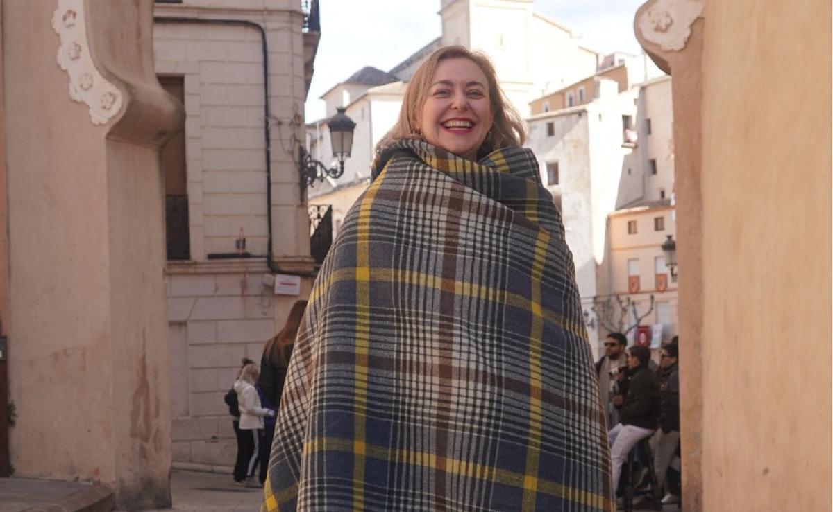 La vicepresidenta de la diputación, Natàlia Enguix, luciendo la tradicional manta bocairentina.