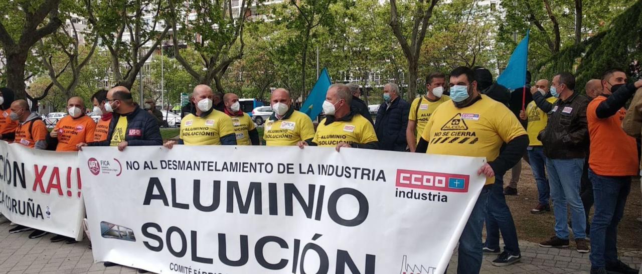 Trabajadores de Alu Ibérica de Avilés y La Coruña en una protesta en Madrid tras el cierre de la empresa. | Lne