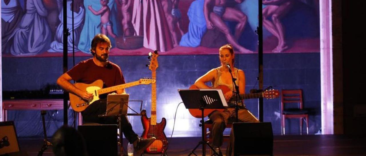 Javier Aramendia y Adriana Olmedo, ayer en el concierto. | Á. González