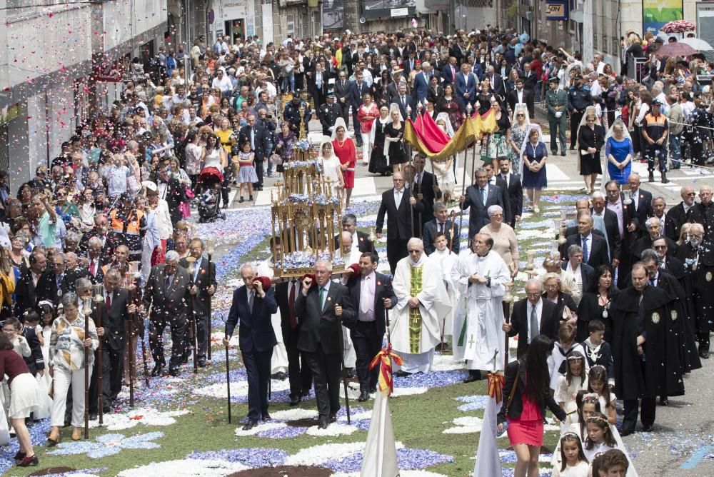 Las flores coronan el Corpus de Ponteareas.