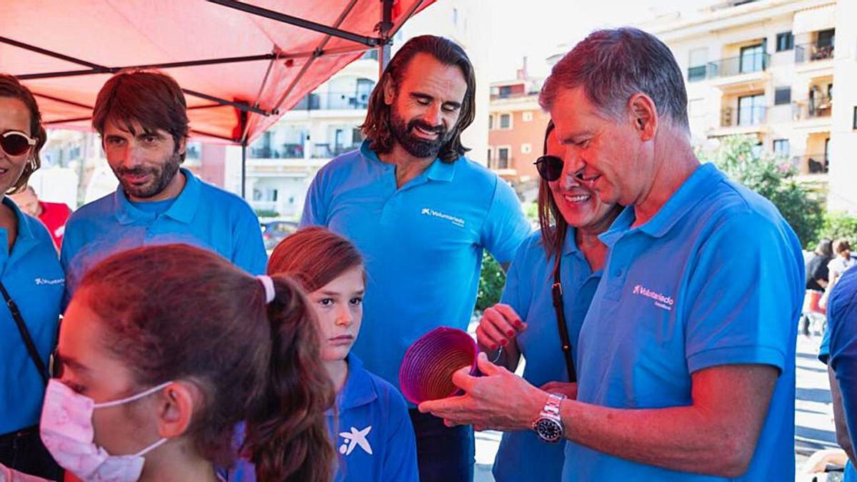 Participantes de la iniciativa con voluntarios de CaixaBank y personas vulnerables. | LEVANTE-EMV