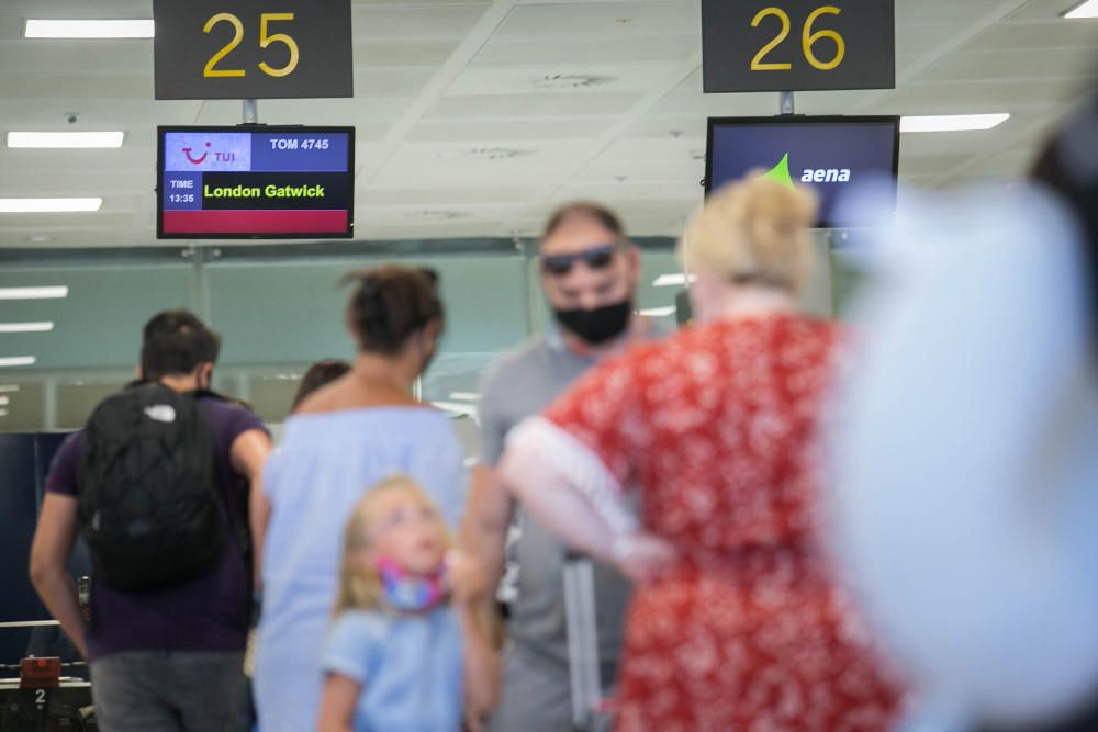 Llegada de pasajeros de TUI a aeropuerto del Sur