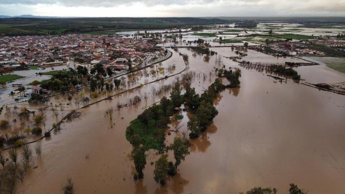 Vista del municipio cacereño de Madrigalejo, el pasado martes tras el desbordamiento del río Ruecas.