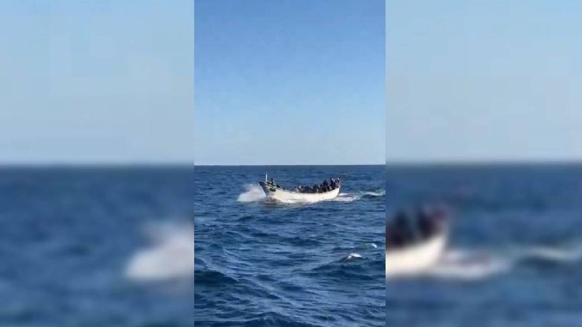 Salvamento rescata a 66 personas en un cayuco al sur de El Hierro