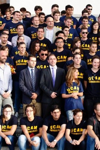 Ofrenda floral de los equipos de la UCAM en la Fuensanta