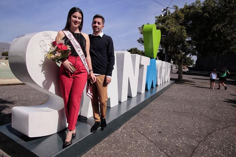 Visita de nuestra candidata a Reina Yudith Miguélez con el diseñador de la fantasía, Daniel Pagés  | 12/02/2020 | Fotógrafo: María Pisaca Gámez