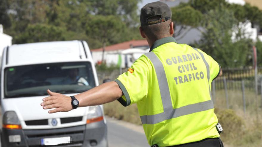 Un agente regular el tráfico en una vía de la provincia.