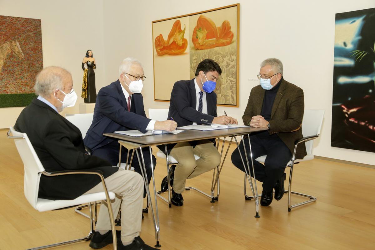 Un momento de la firma del covenio.