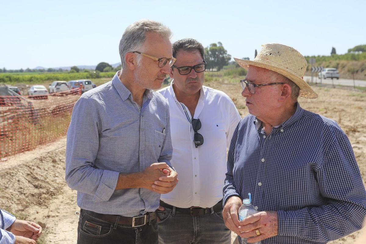 Roger Llanes visitando unas obras en la Vega Baja.