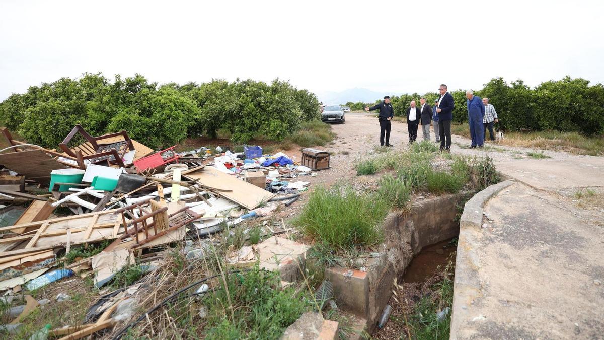 El alcalde y el concejal Mario Trullen han visitado la zona del vertido, en el Camí La Pedrera.