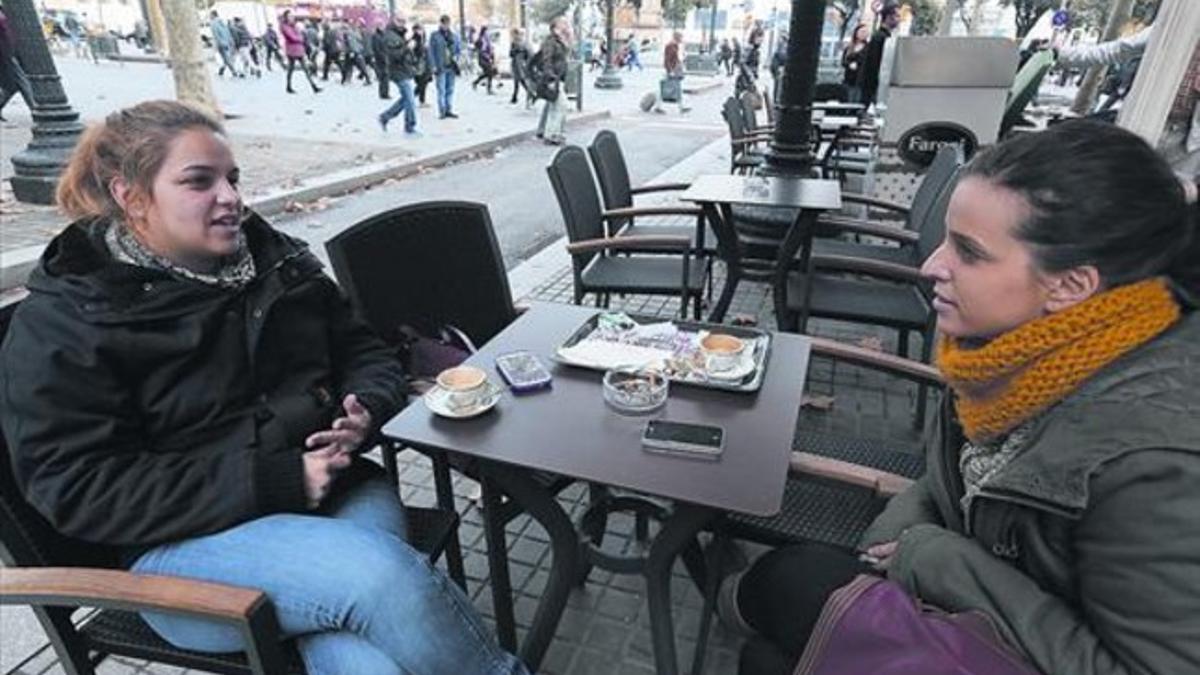 Dos jóvenes charlan con sus móviles sobre la mesa de una terraza de la calle de Bergara, el viernes.