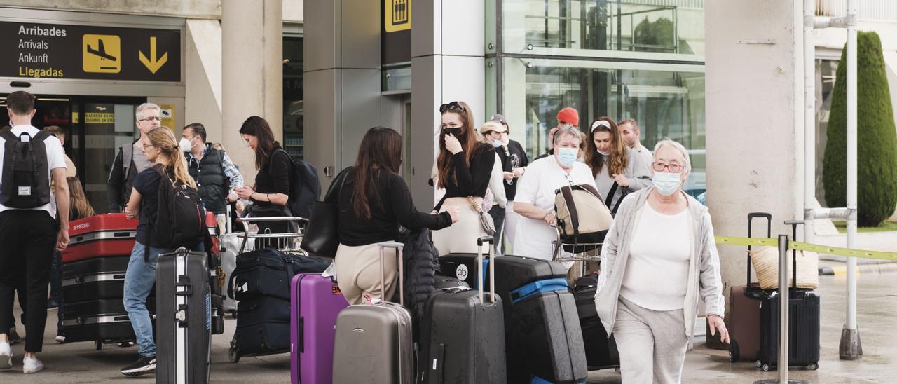 Pasajeros en el aeropuerto de Palma en Semana Santa.