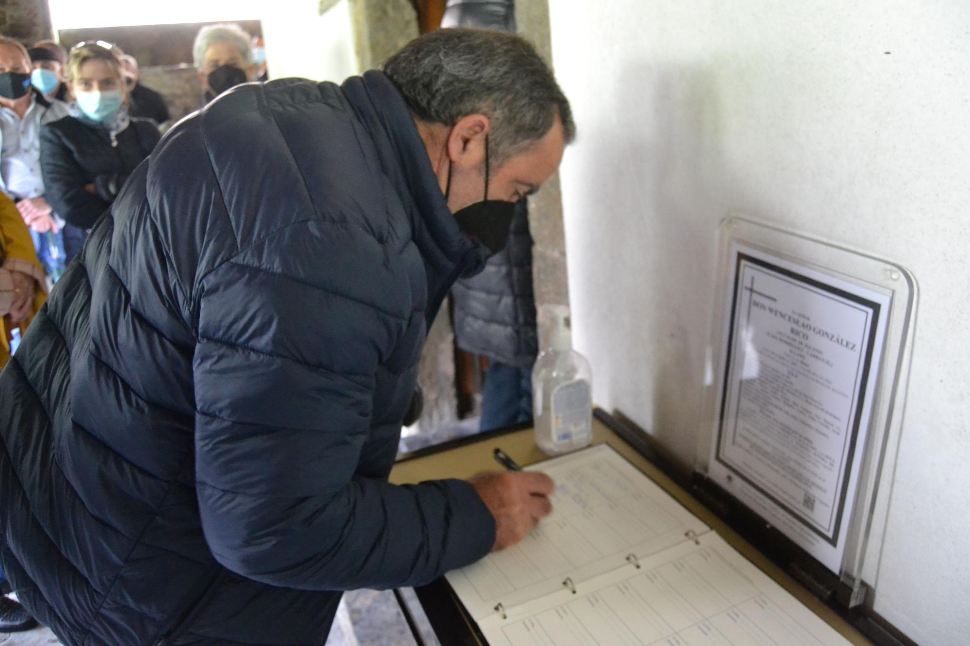 Consternación en el funeral, en Illano por el Alcalde, Wenceslao González, fallecido a los 53 años