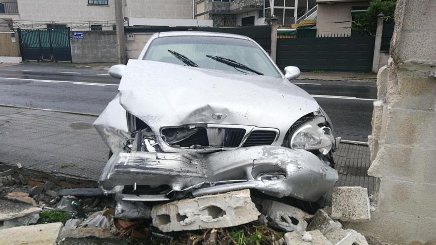 Estado del coche, con el muro derribado.