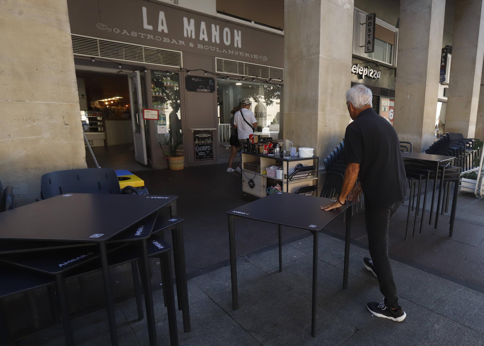 Paraguas y terrazas vacías: la estampa de la ola de calor en Zaragoza