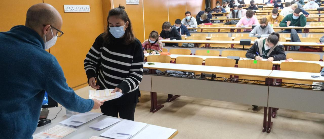 Estudiantes de la Universidad de Alicante en un examen reciente.  | ÁLEX ÁLVAREZ