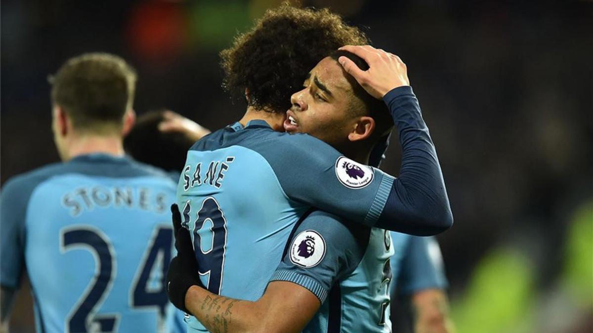 Sané y Gabriel Jesús celebran uno de los goles del Manchester City al West Ham