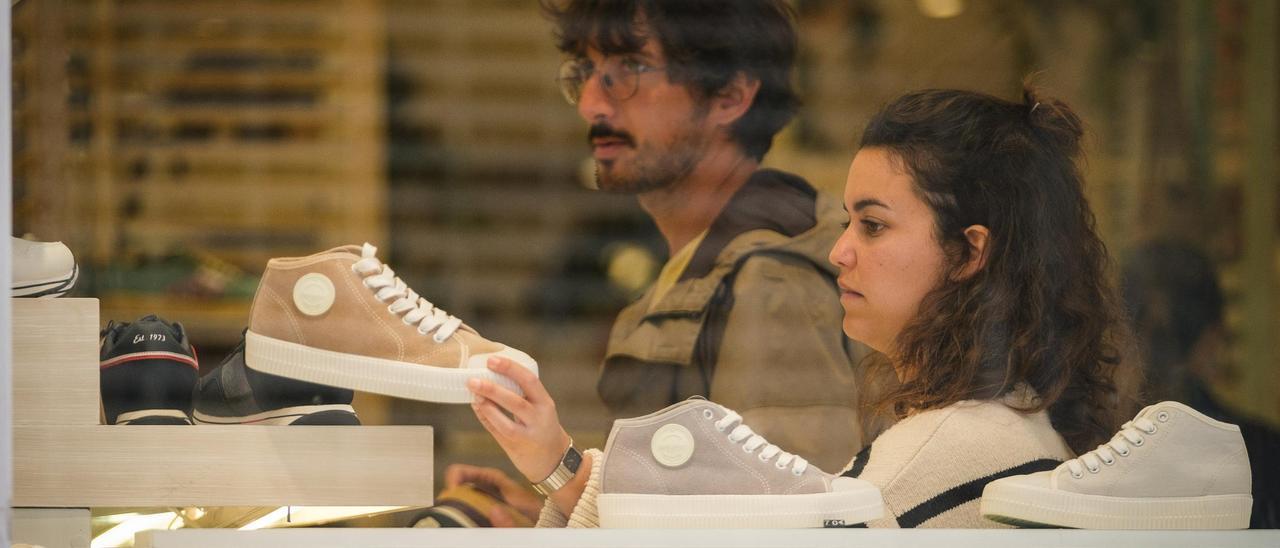 Dos personas compran zapatos en una tienda en Santa Cruz de Tenerife.