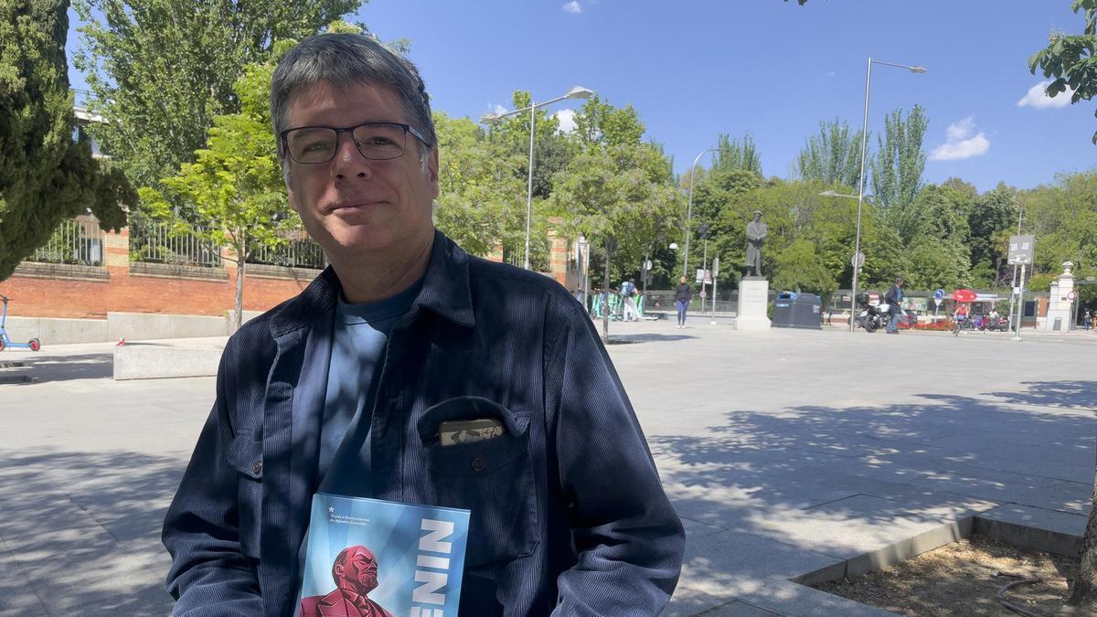 El escritor e ilustrador argentino Agustín Comotto presenta este jueves en la librería Cálamo ‘Lenin, el hombre que cambió el mundo’.
