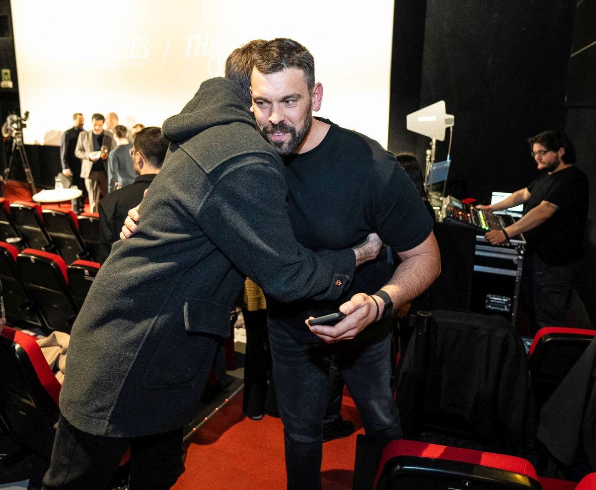 Marc Gasol divulgó este martes un corto y entretenido vídeo que arrastraba un interrogante: y ahora, ¿qué? Con la rueda de prensa convocada para este miércoles en el cine Texas de Barcelona buscó responder a la cuestión. No hacía falta acreditarse como experto en baloncesto, ni indagar en fuentes, para entender que se trataba de la puesta en escena de su retirada como jugador, postergada unos cuantos meses.