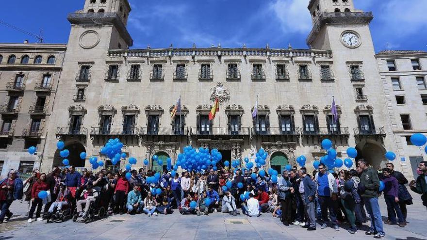 Imagen de la suelta de globos en la plaza del Ayuntamiento