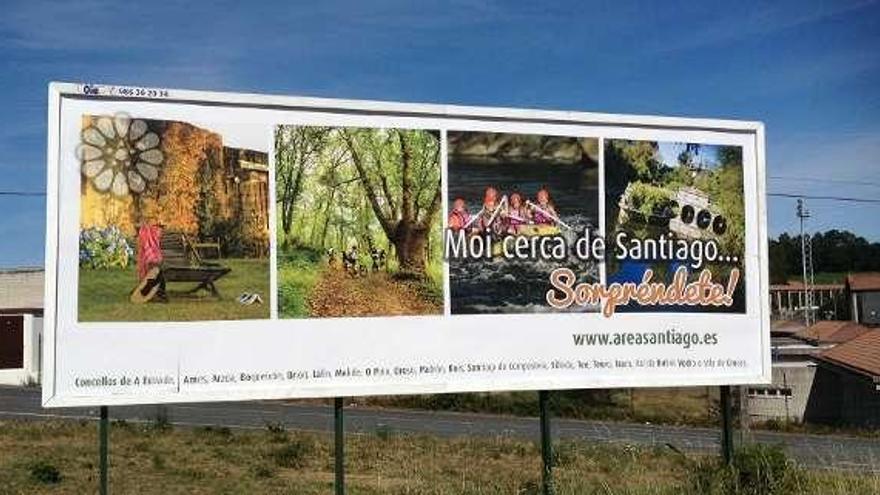 La valla publicitaria, a la altura de la rotonda de acceso a la AP-53.