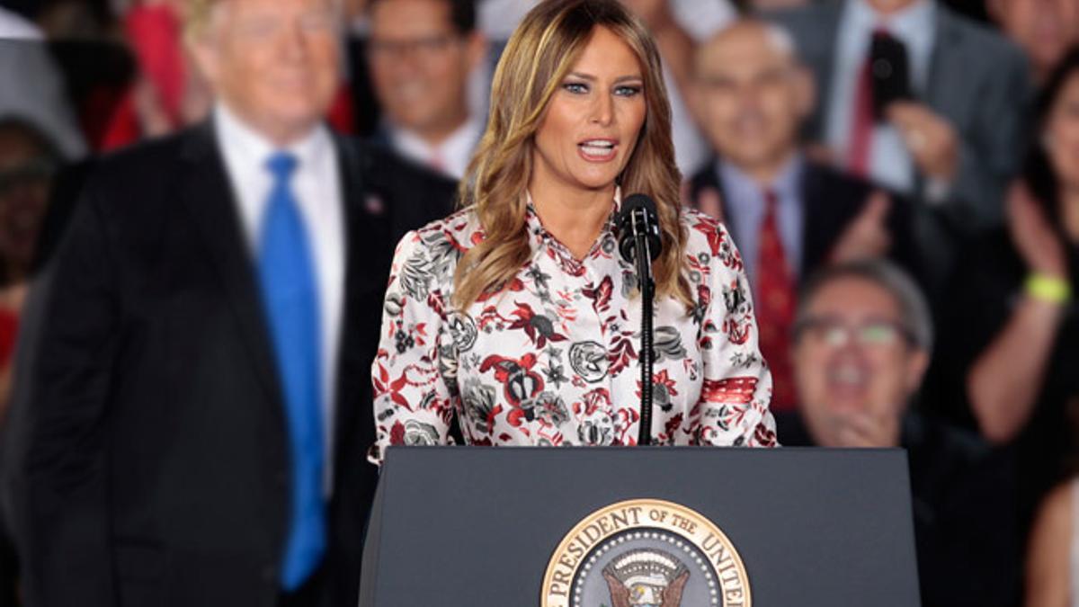 Melania Trump con look floral de Gabriela Hearst