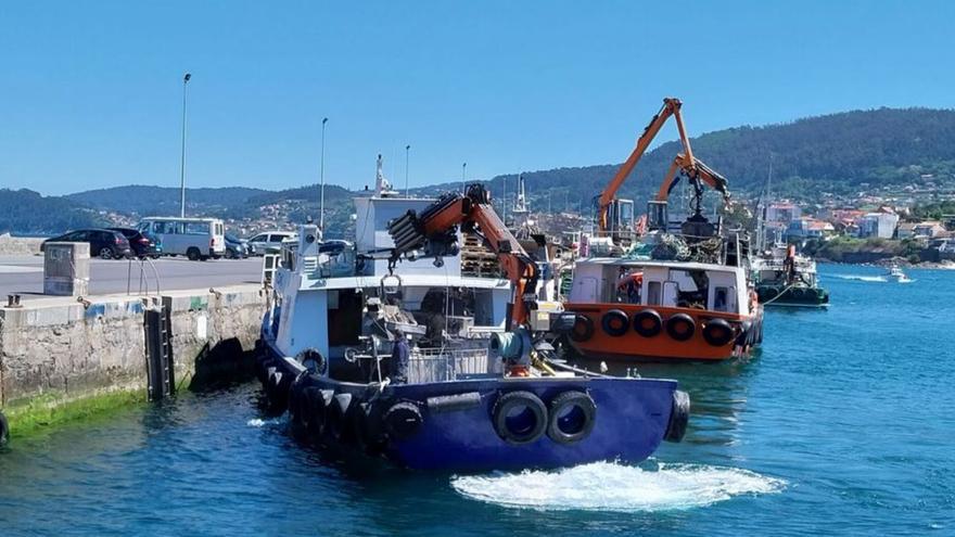 Un bateeiro de Bueu atracando ayer en el muelle.   | // GONZALO NÚÑEZ