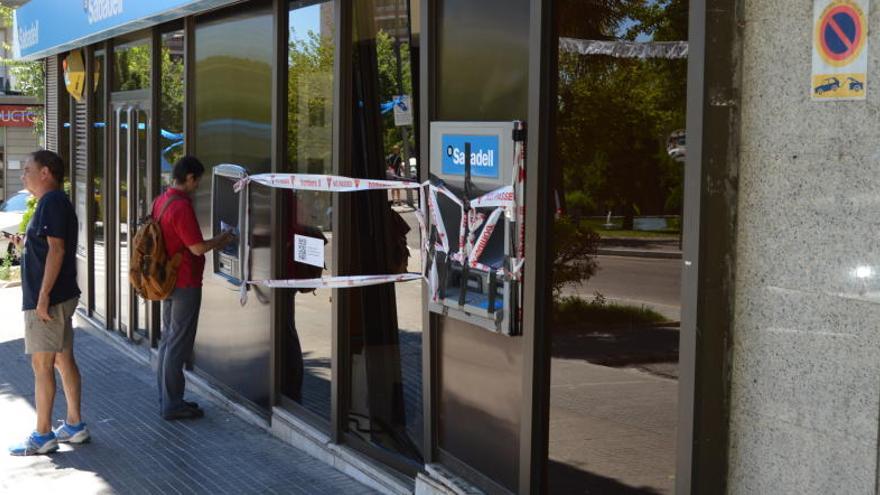 Un cotxe s&#039;estampa contra el Banc Sabadell del passeig de la Pau de Berga