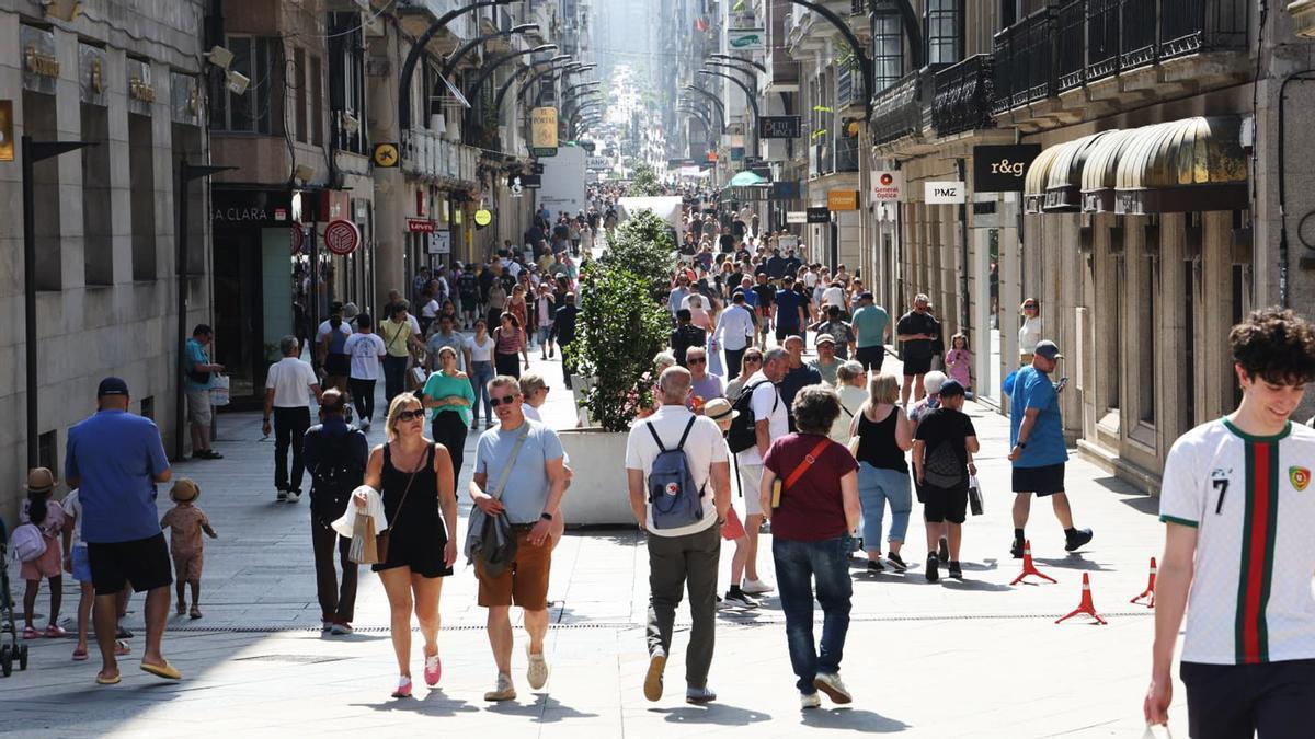 Vigo se llena de cruceristas con la llegada del «Arvia» y el «Star Legend»