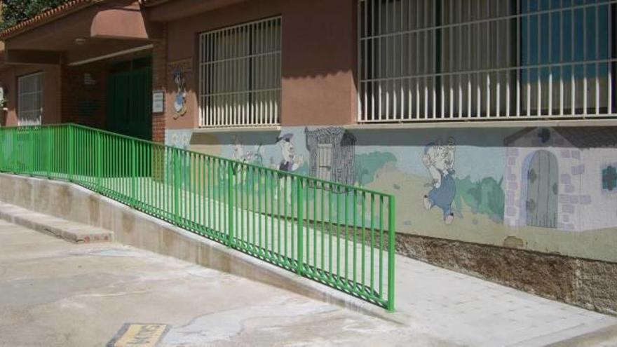 Rampa con barandilla construida en el edificio de Infantil del CEIP San Juan Bautista.