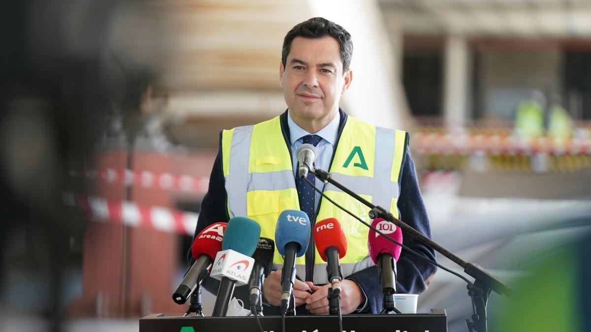 Juanma Moreno, este viernes, tras visitar las obras de un hospital en Marbella.