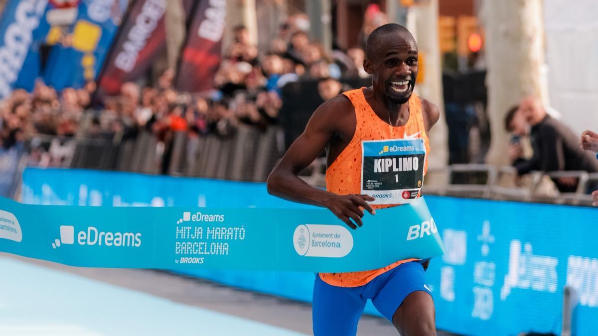 Jacob Kiplimo cruzando la meta de la Mitja de Barcelona en 56:42