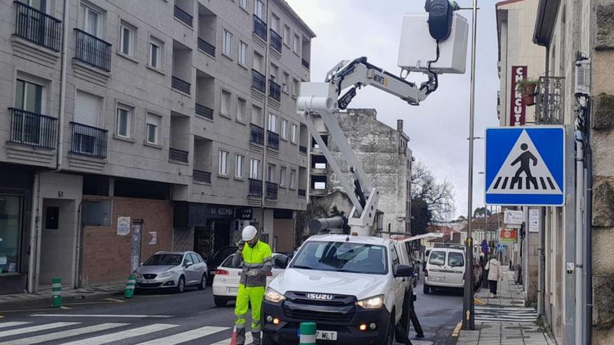 Instalación de luminarias en A Bandeira.
