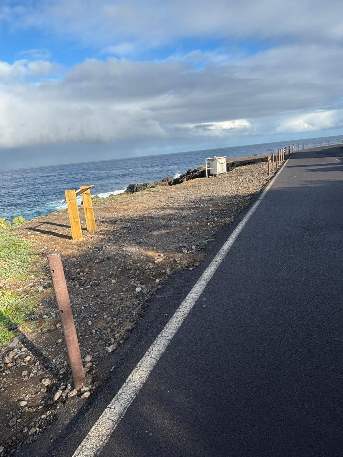 Postes arrancados en la carretera de Los Silos