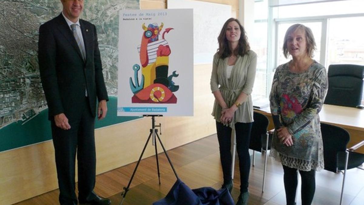 La imagen del Dimoni de Badalona de 2013 fue presentada por el alcalde Xavier Garcia Albiol, la concejala de Cultura y Ciudadanía, Montserrat Salgado, junto con la diseñadora ganadora, Raquel Riera.