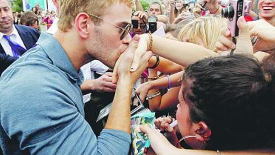 Lutz besa la mano de una afortunada fan a las puertas del Festival de Sitges. / efe