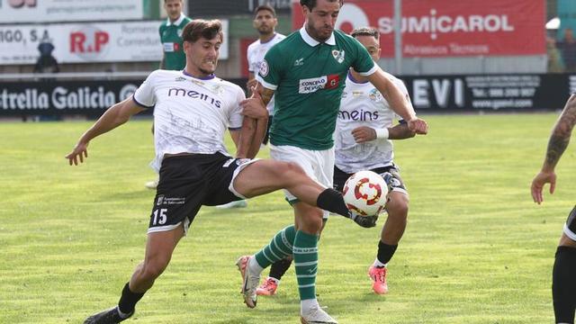 Álex Rey, del Coruxo, intenta arrebatarle el balón a un rival. |  José Lores