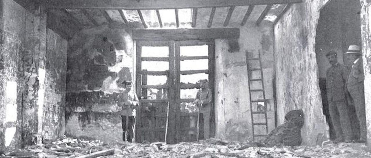 Dos guardias civiles custodian el interior del cine La Luz de Vila-real, después del incendio que acabó con la vida de 69 personas en 1912.