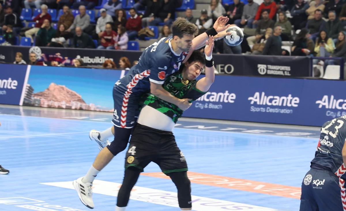 Borragán trata de disparar pero es frenado por un jugador del Rebi Cuenca.