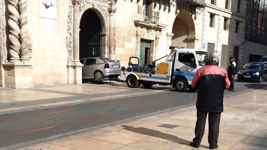 Aparca su coche dentro del Ayuntamiento de Alicante y le deja las llaves al conserje
