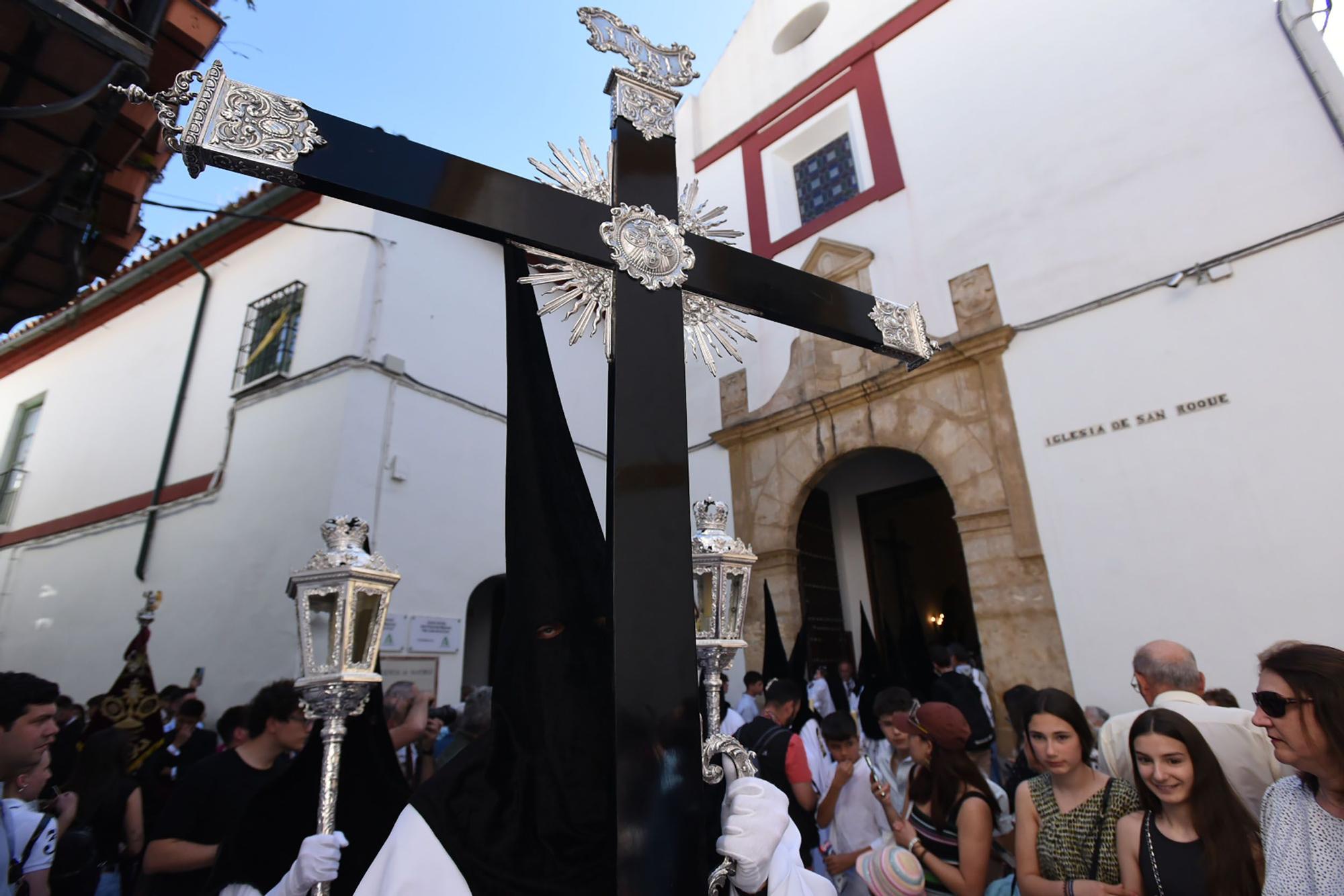 La hermandad del Perdón serpentea camino de la Catedral