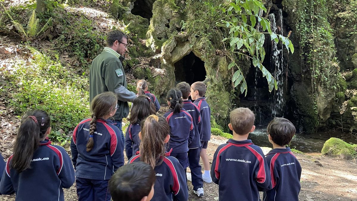 Los escolares durante la visita en Lourizán.