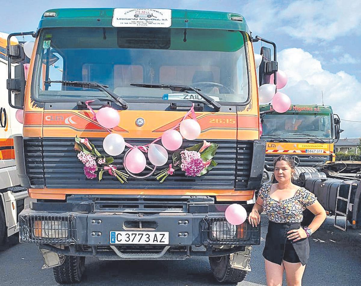 Zaida Camino, chófer de camión, en la fiesta de San Cristóbal.