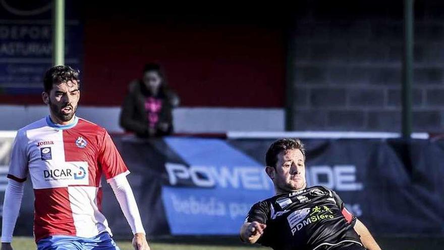 Hugo Sánchez disputa un balón en un choque con el Llanera la pasada temporada.