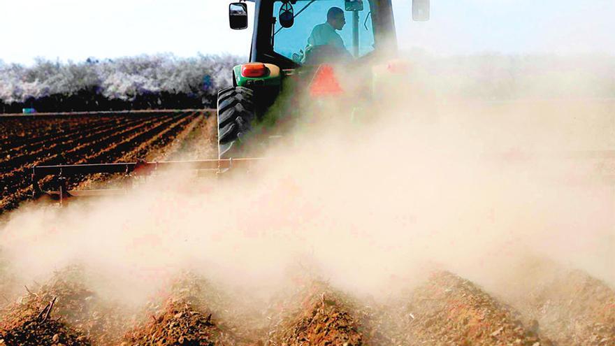 Un agricultor desarrolla su trabajo en campos de Estados Unidos.